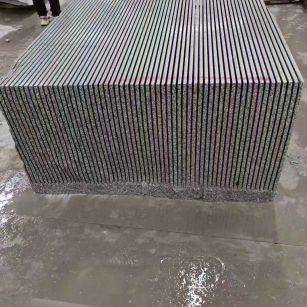 昆明芝麻白毛板荒料切割