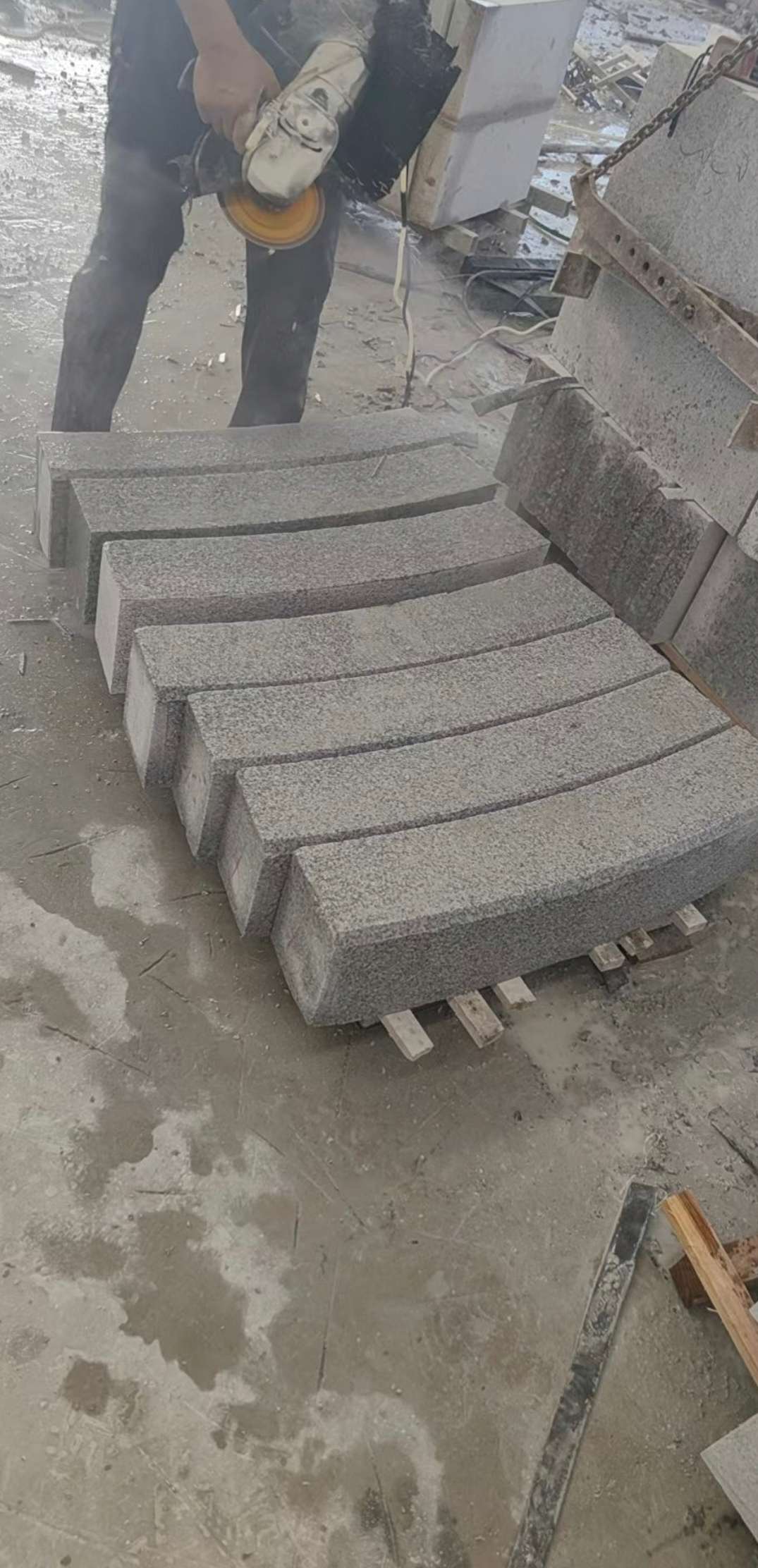 昆明芝麻白弧形路牙石