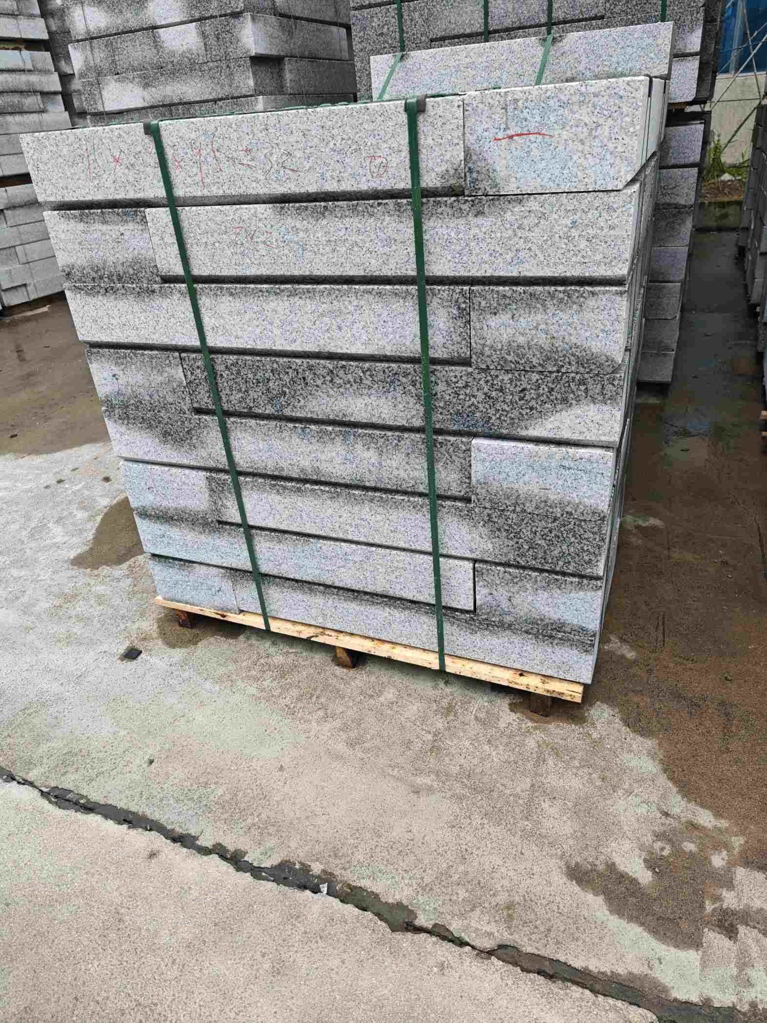 昆明芙蓉白路牙石，马路牙子